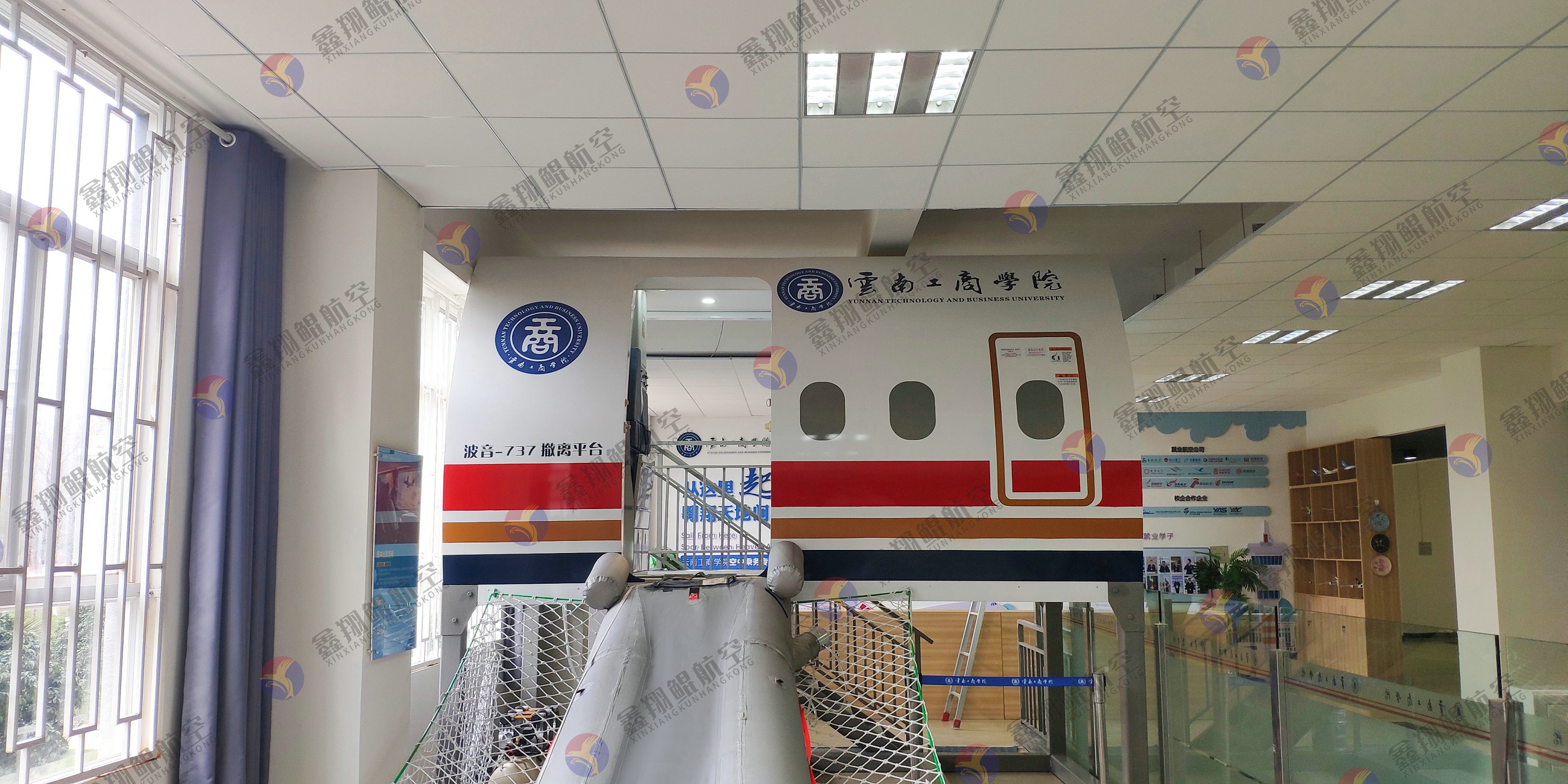 波音B737-800陆地垂危撤离平台
