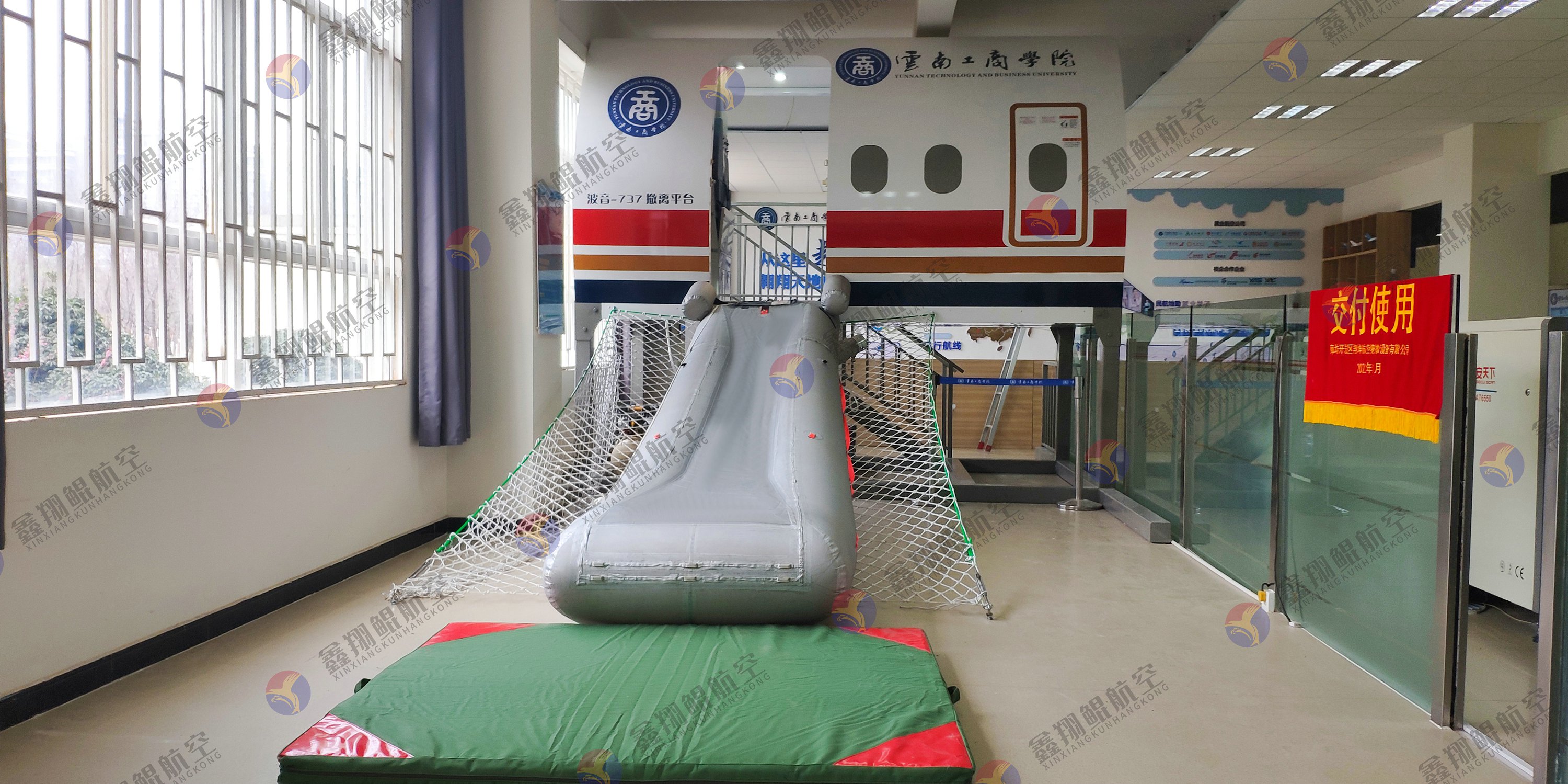 波音B737-800陆地垂危撤离平台