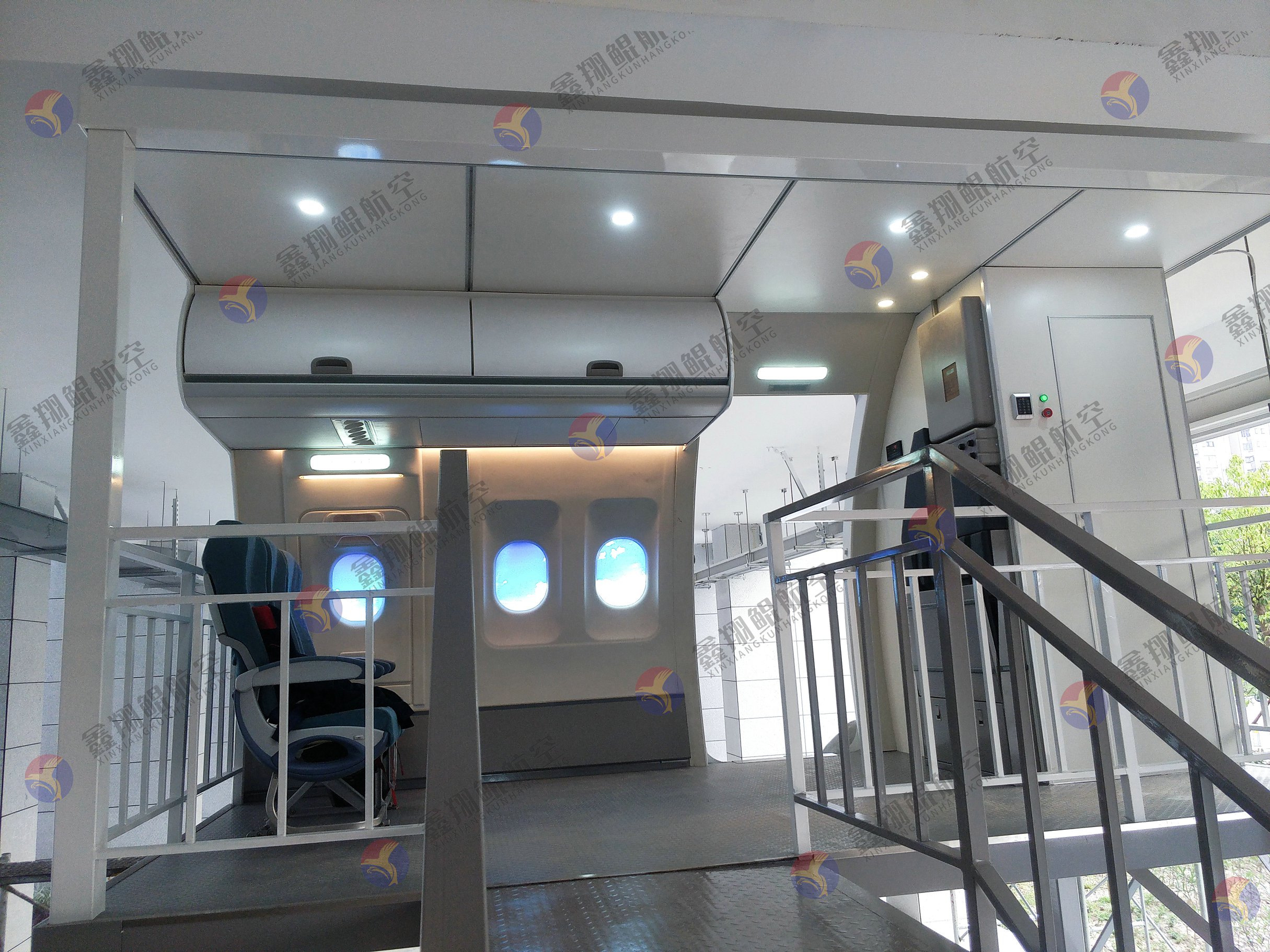 波音B737-800陆地垂危撤离平台