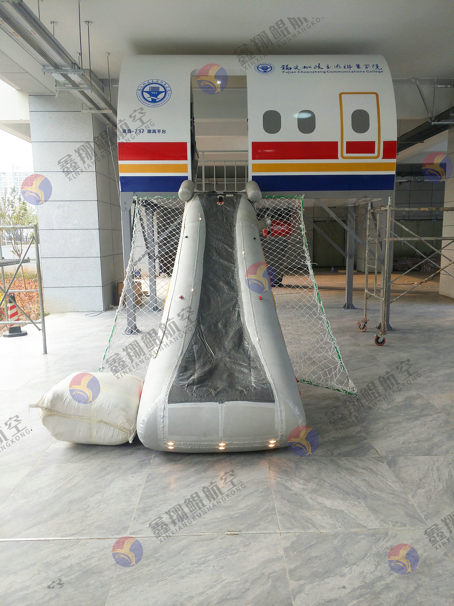 波音B737-800陆地垂危撤离平台